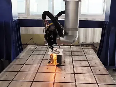 Testa di taglio laser a fibra per taglio laser 3D con braccio robotico