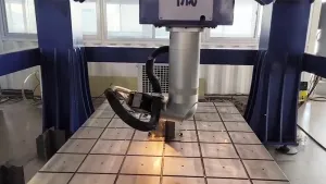 Testa di taglio laser a fibra per taglio laser 3D con braccio robotico